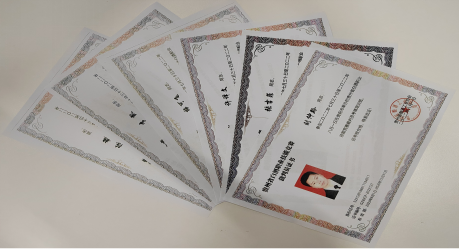 獲得證書合影.png